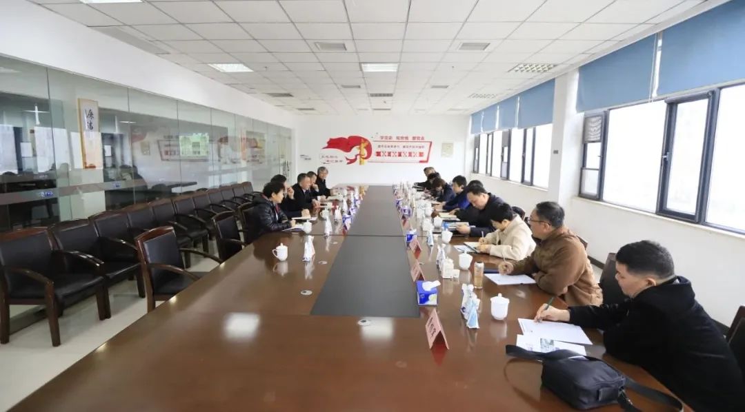 河南省发展改革委价调处副处长马冰一行莅临半岛（中国）乳业集团参观调研