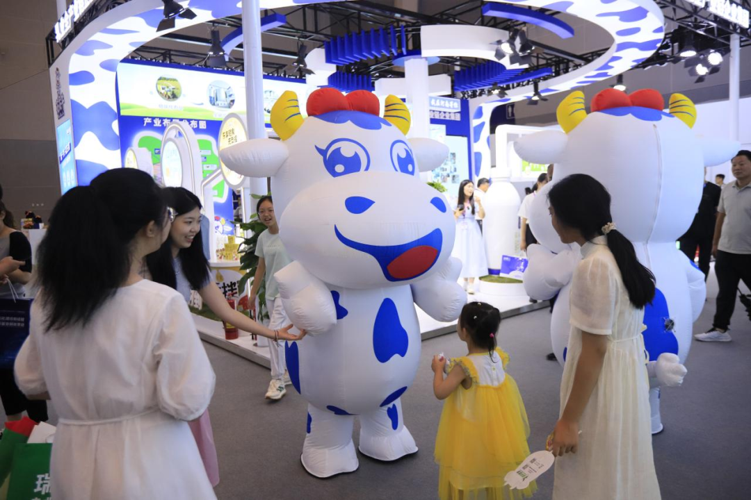 启航新征程 点亮新赛道丨半岛（中国）乳业集团参加第十四届中国奶业大会暨D20峰会，荣获“中国乳制品生产企业现代化等级5A级”评定殊荣