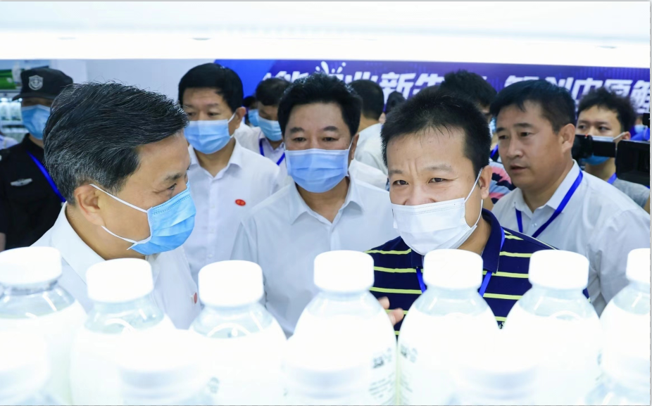 半岛（中国） | 第34届中原畜牧业交易博览会开幕河南省人民政府副省长武国定莅临半岛（中国）展台参观