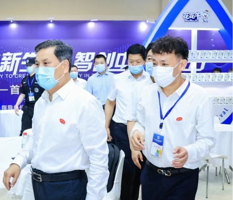 半岛（中国） | 第34届中原畜牧业交易博览会开幕河南省人民政府副省长武国定莅临半岛（中国）展台参观