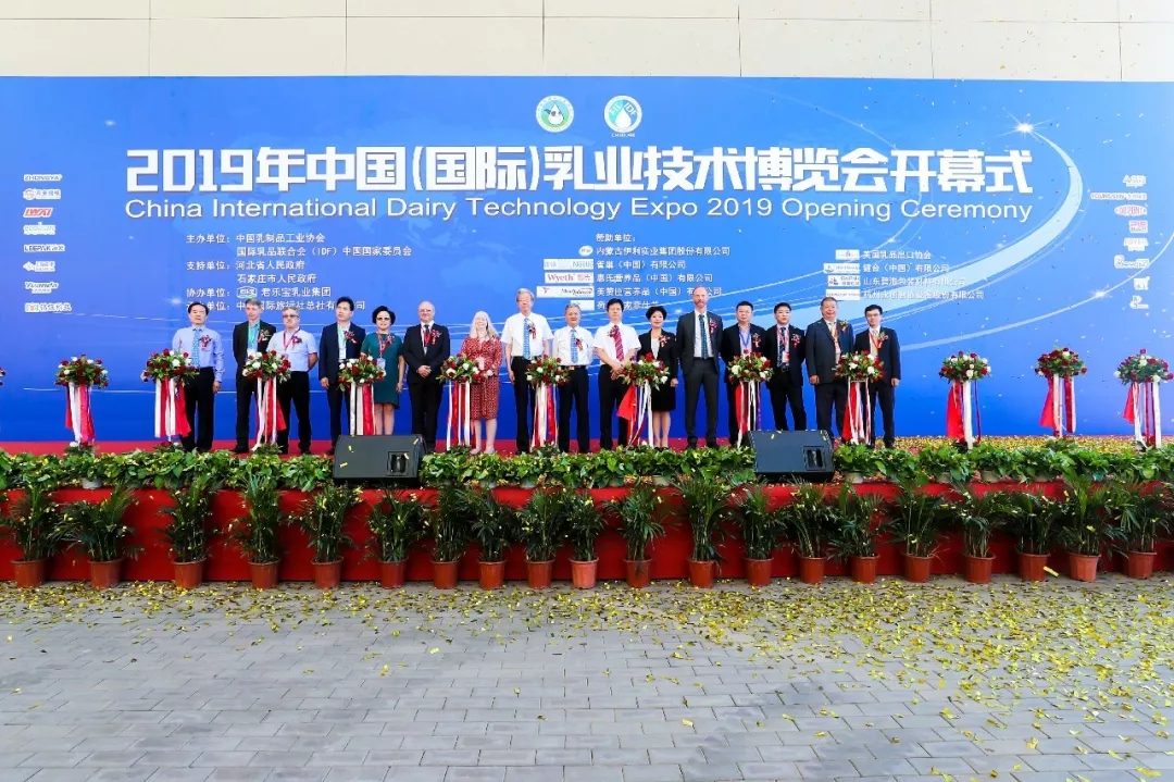 中国乳制品工业协会第二十五次年会召开！半岛（中国）总裁董硕峰获“振兴乳业领军人”荣誉称号