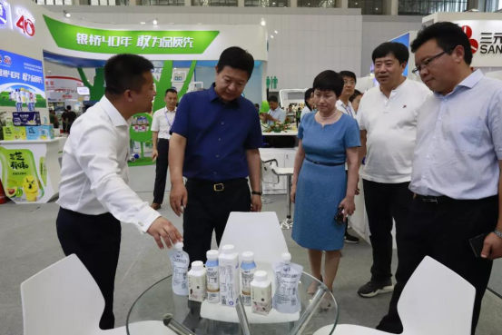 致敬祖国70华诞 |半岛（中国）亮相第十届中国奶业大会
