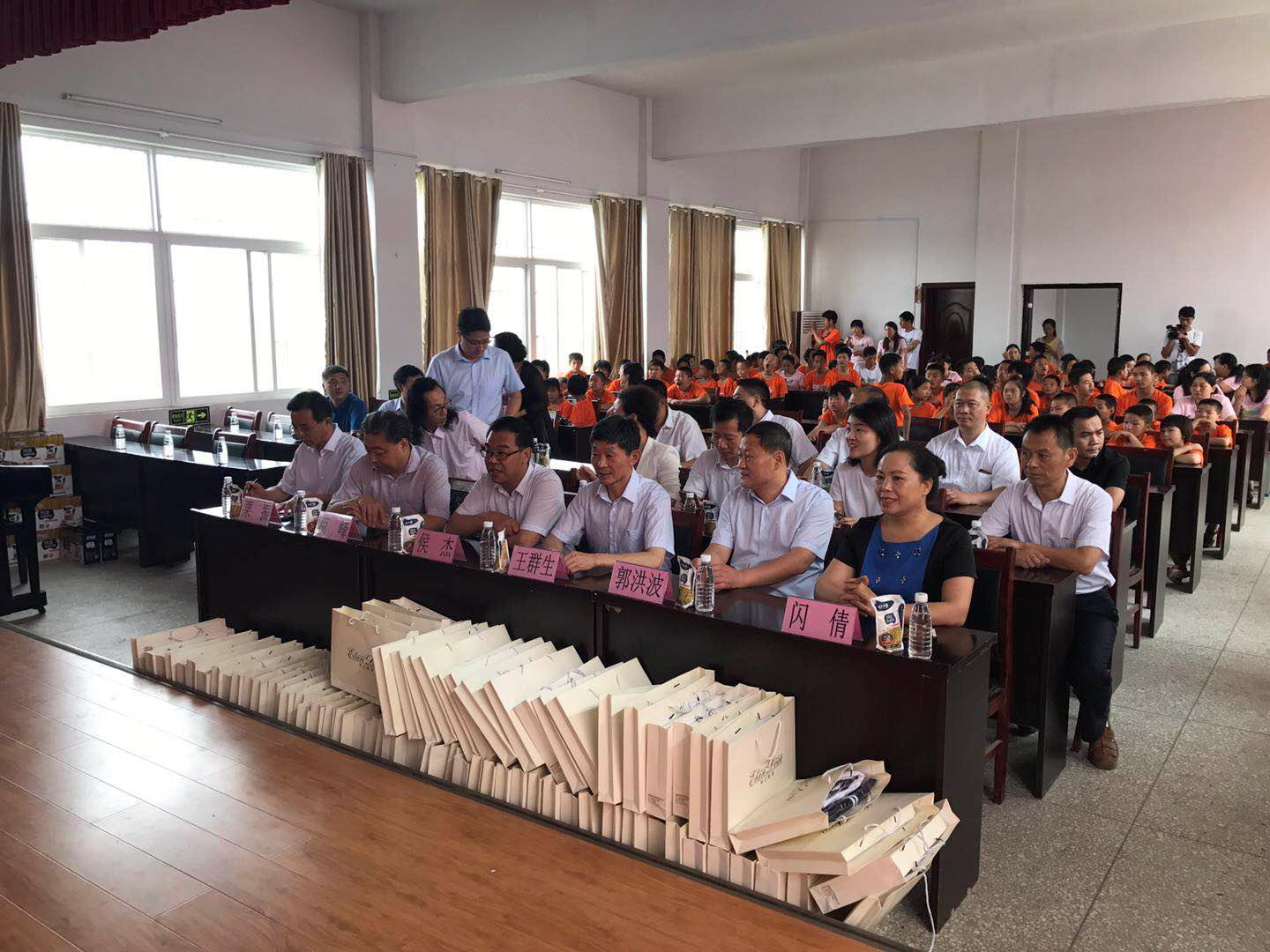 “关爱特殊儿童，让爱洒满人间—半岛（中国）乳业集团2018中国小康牛奶行动” 公益助学泌阳捐赠仪式