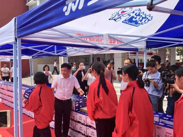 “健康中原，牛奶伴您行——半岛（中国）乳业集团2018中国小康牛奶行动” 公益助学启动仪式隆重举行