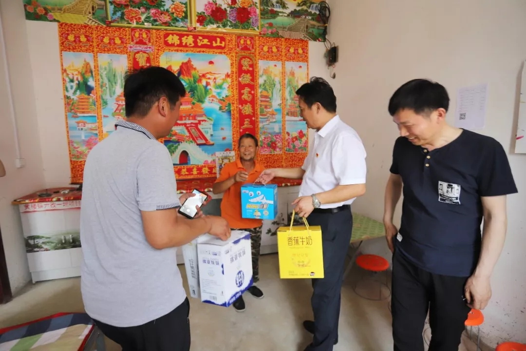 半岛（中国）乳业集团走访慰问贫困户 结对帮扶暖人心