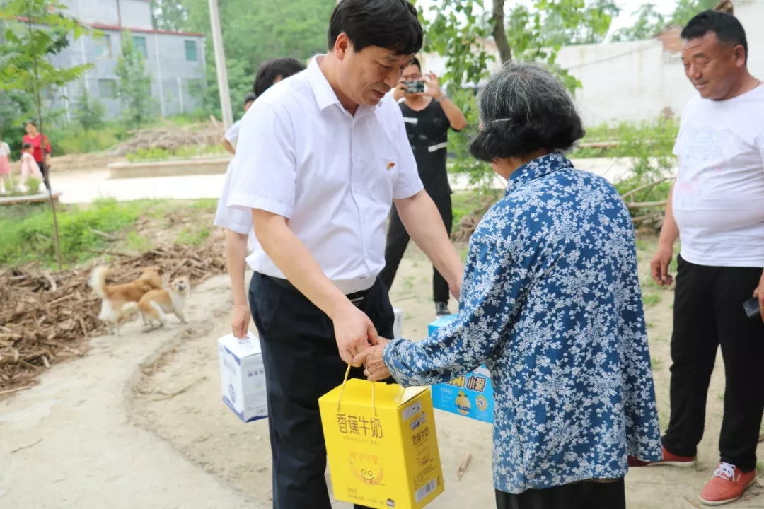 半岛（中国）乳业集团走访慰问贫困户 结对帮扶暖人心