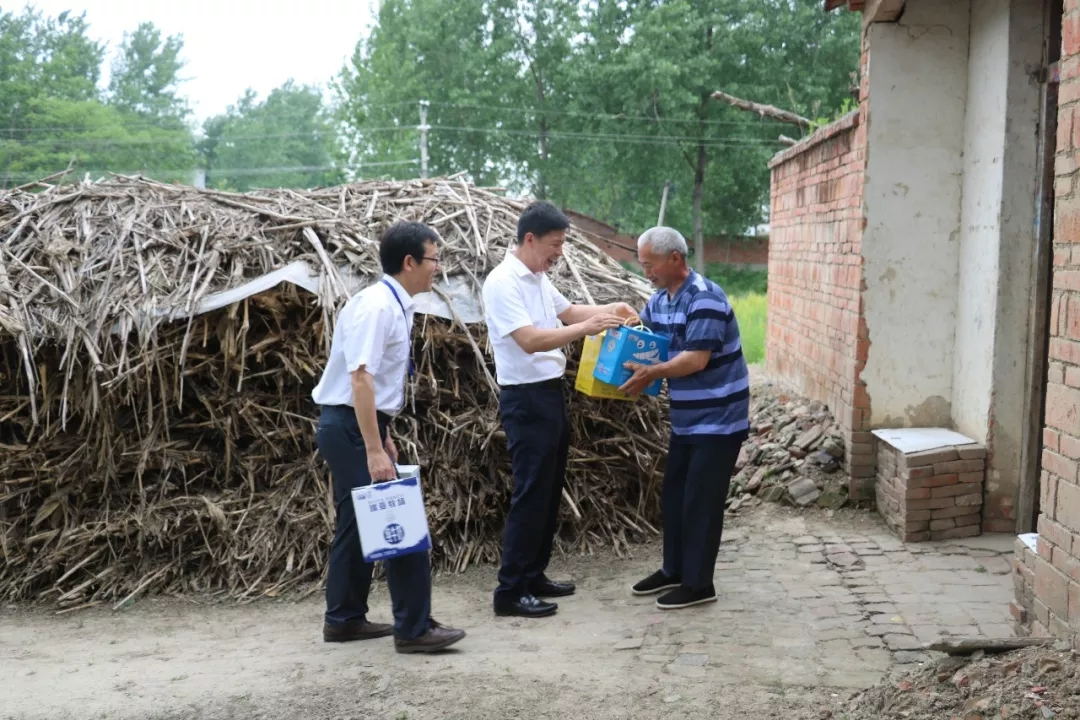 半岛（中国）乳业集团走访慰问贫困户 结对帮扶暖人心