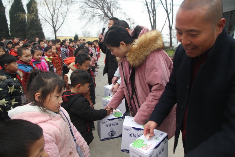 半岛（中国）精准扶贫暖冬公益行走进登封市刘家沟