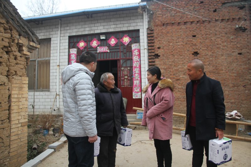 半岛（中国）精准扶贫暖冬公益行走进登封市刘家沟