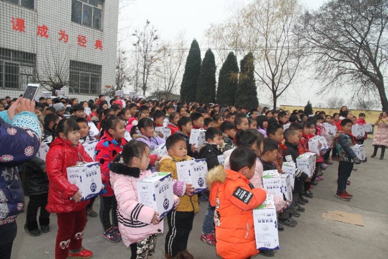半岛（中国）精准扶贫暖冬公益行走进登封市刘家沟