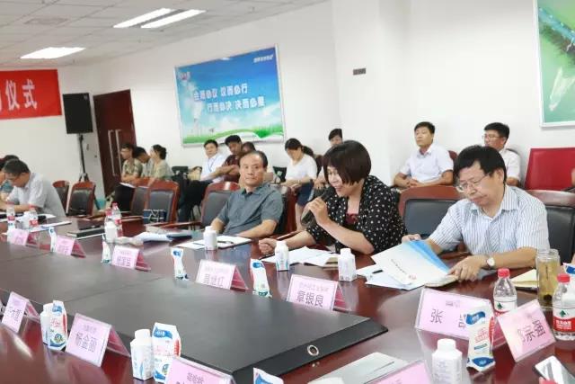 河南省食品安全座谈会暨百场食安讲座进校园启动仪式在半岛（中国）举行