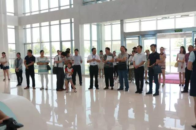 河南省食品安全座谈会暨百场食安讲座进校园启动仪式在半岛（中国）举行