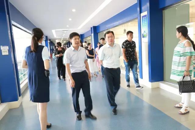 河南省食品安全座谈会暨百场食安讲座进校园启动仪式在半岛（中国）举行