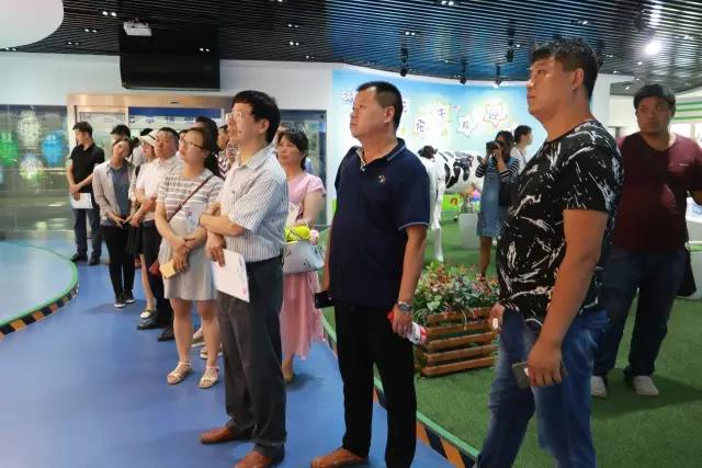 河南省食品安全座谈会暨百场食安讲座进校园启动仪式在半岛（中国）举行
