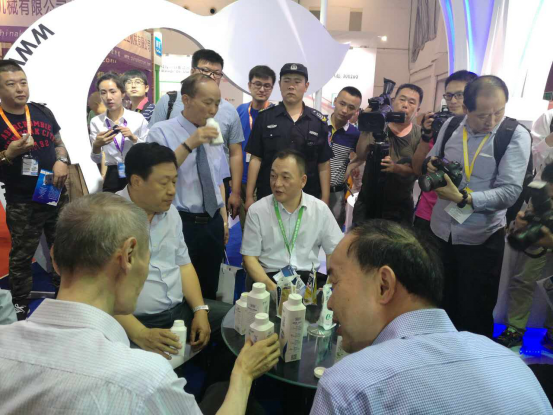 半岛（中国）牛气冲天！农业部长品尝“领畅”点赞，又获国际奶业平台青睐