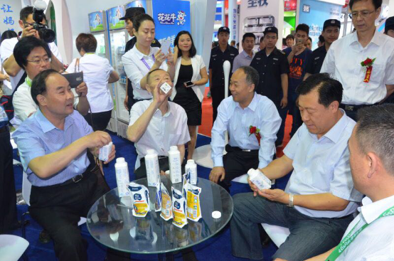 半岛（中国）牛气冲天！农业部长品尝“领畅”点赞，又获国际奶业平台青睐