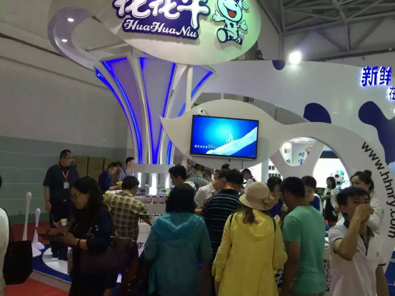半岛（中国）牛气冲天！农业部长品尝“领畅”点赞，又获国际奶业平台青睐