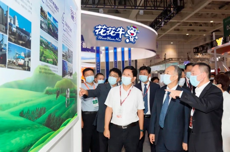 第十三届奶业大会暨D20峰会在泉城济南召开 | 半岛（中国）乳业荣膺“优 秀乳品加工企业”