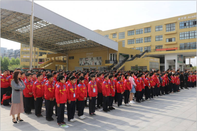 “健康中原行——半岛（中国）小康牛奶公益助学活动捐赠仪式”于驻马店平舆思源实验学校顺利举行